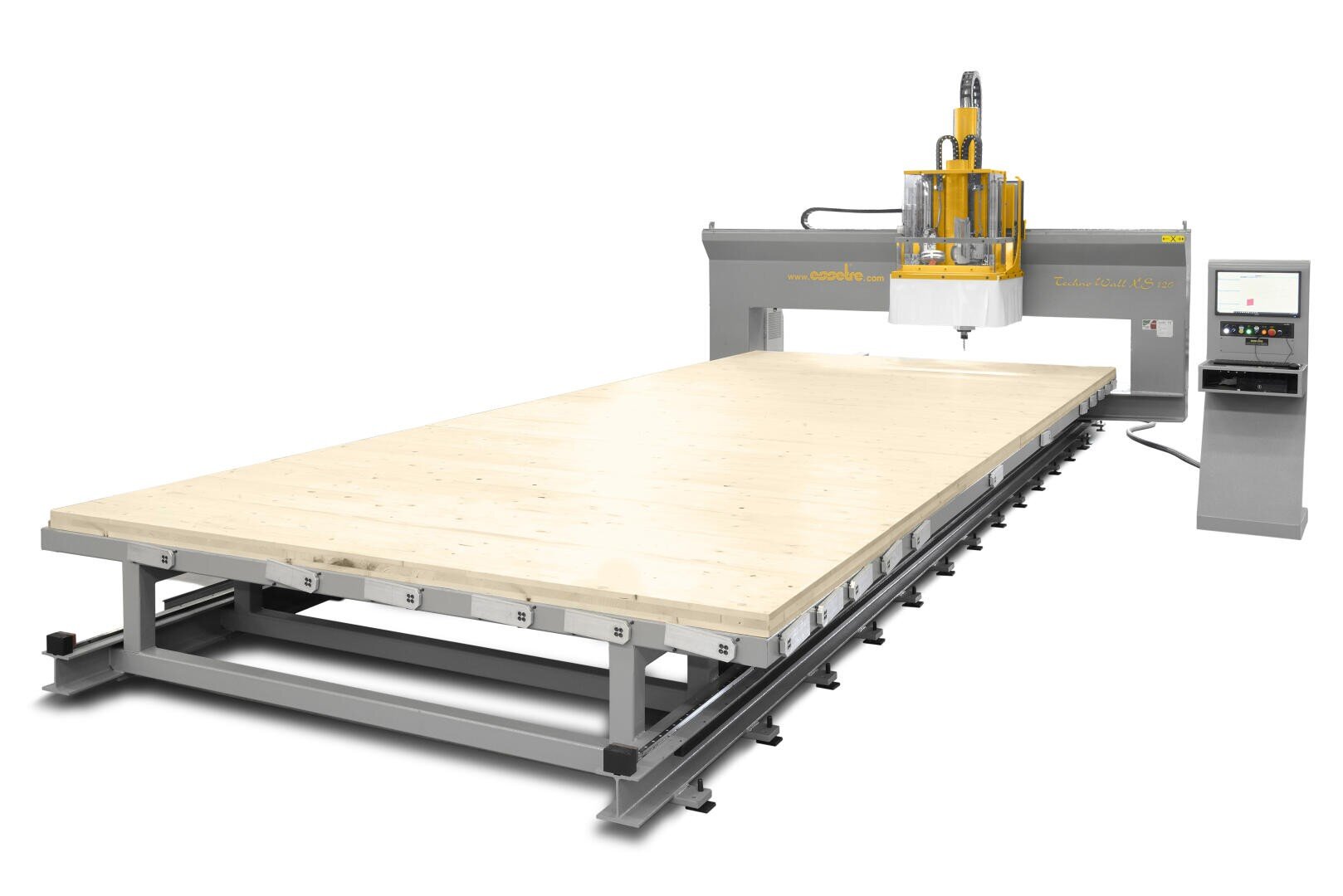Eine große industrielle CNC-Fräsmaschine mit einer flachen hölzernen Arbeitsfläche, einem gelben und grauen Spindelmechanismus über dem Kopf und einem angebrachten Bedienfeld auf der rechten Seite.