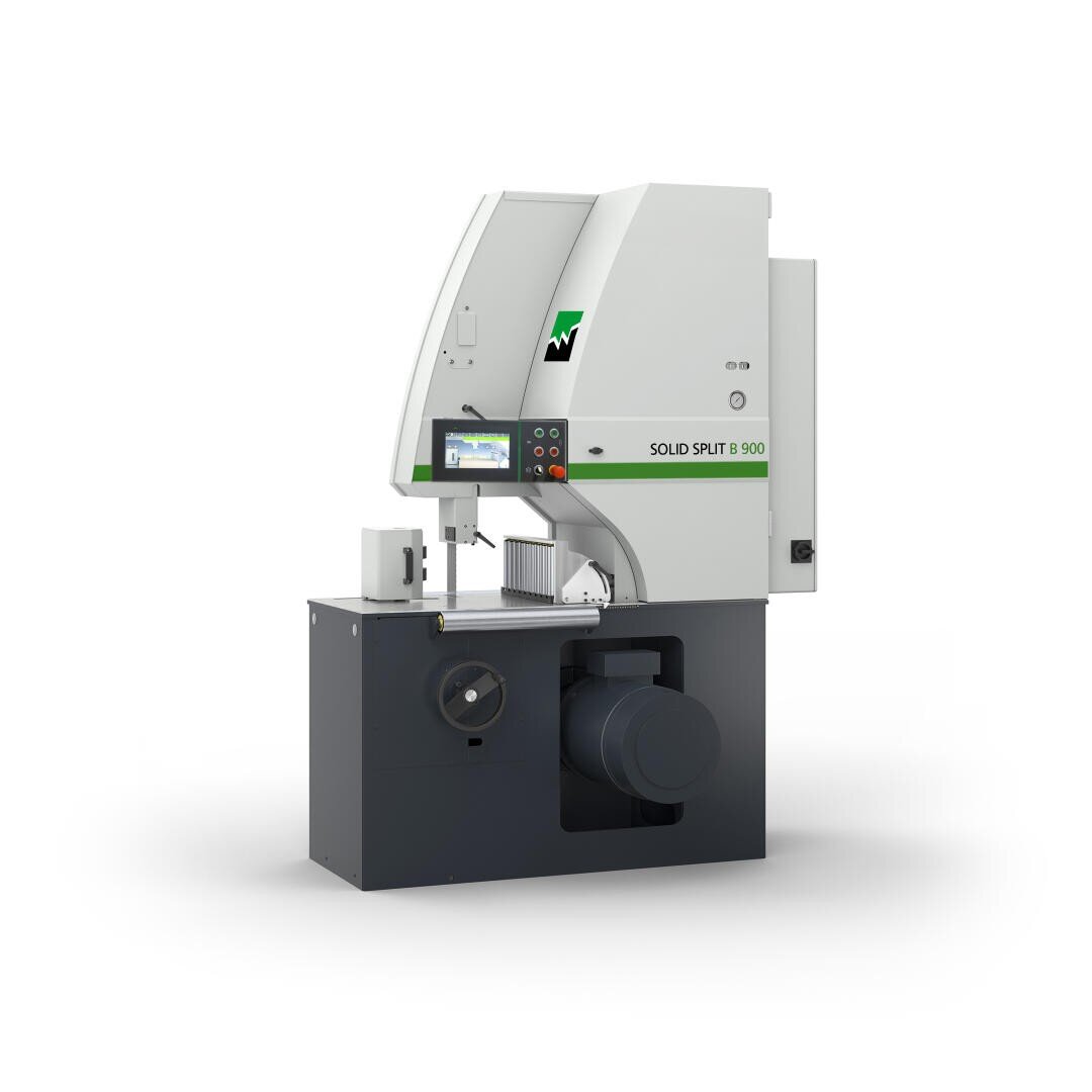 Industrielle Metallschneidemaschine mit einem eleganten weiß-schwarzen Äußeren, einer Touchscreen-Schnittstelle und einem sichtbaren Schneidbereich. Auf der Vorderseite steht SOLID SPLIT B 900 mit einem grün-schwarzen Logo über dem Bildschirm.