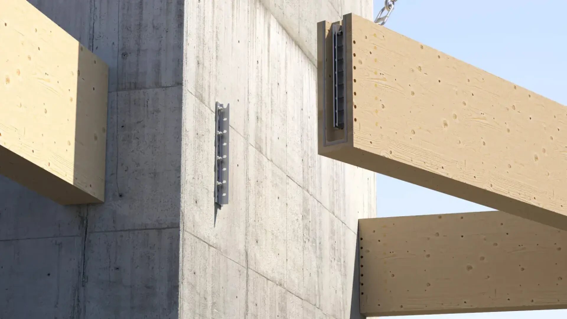 Unter einem klaren, blauen Himmel sind drei große Holzbalken mit sichtbaren Metallklammern horizontal an einer hohen Betonwand befestigt.