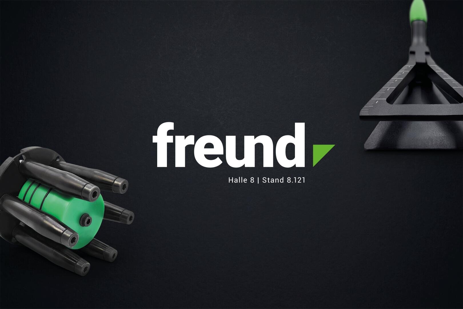 Nahaufnahme von zwei schwarz-grünen Handwerkzeugen auf dunklem Hintergrund, mit dem Wort "freund" in fetter weißer Schrift in der Mitte. Darunter steht Halle 8 | Stand 8.121.