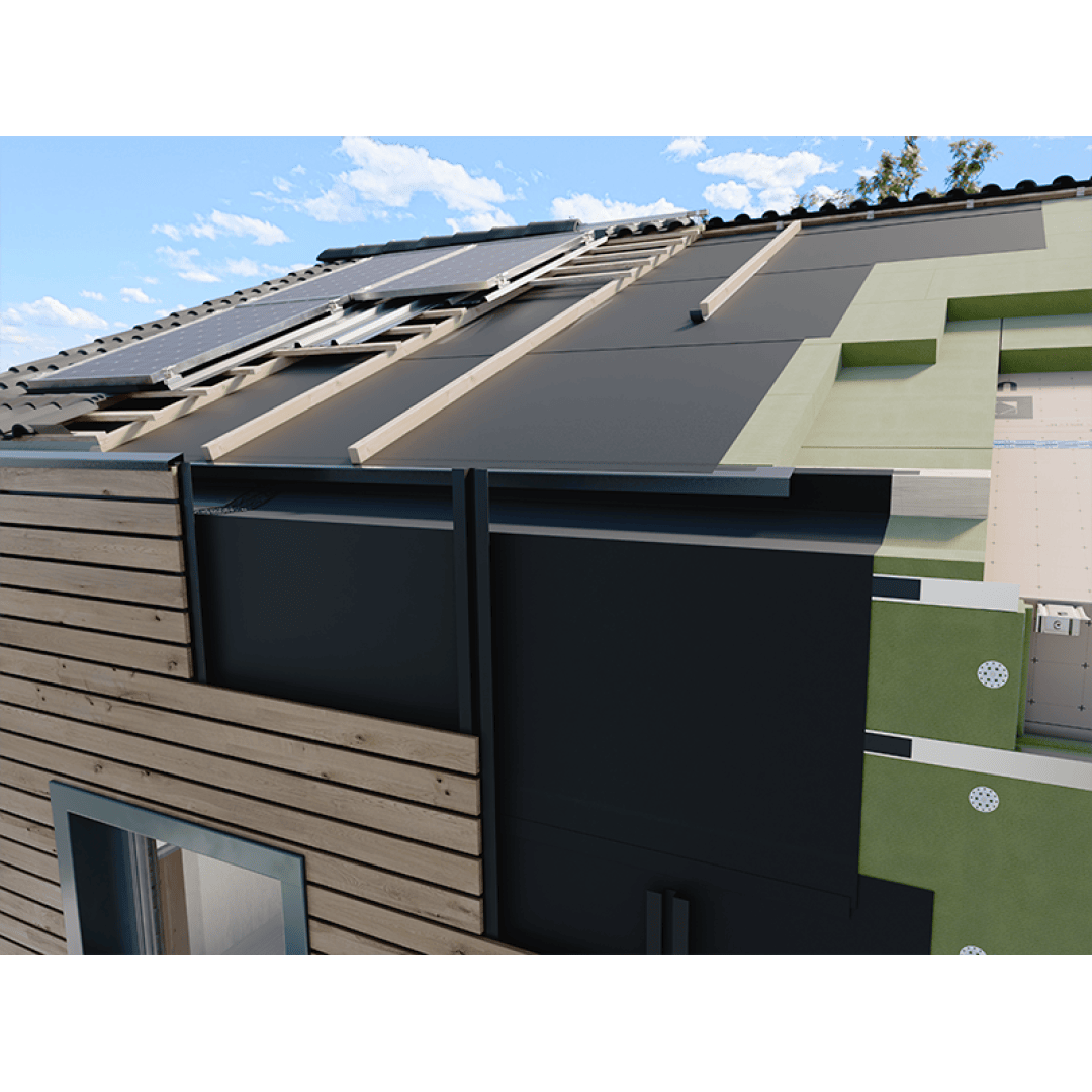 Nahaufnahme eines im Bau befindlichen modernen Gebäudes mit geschichteter Wandisolierung, Holzverkleidung, schwarzen Paneelen und einem Teil des Dachs mit Solarzellen vor einem blauen Himmel mit Wolken.