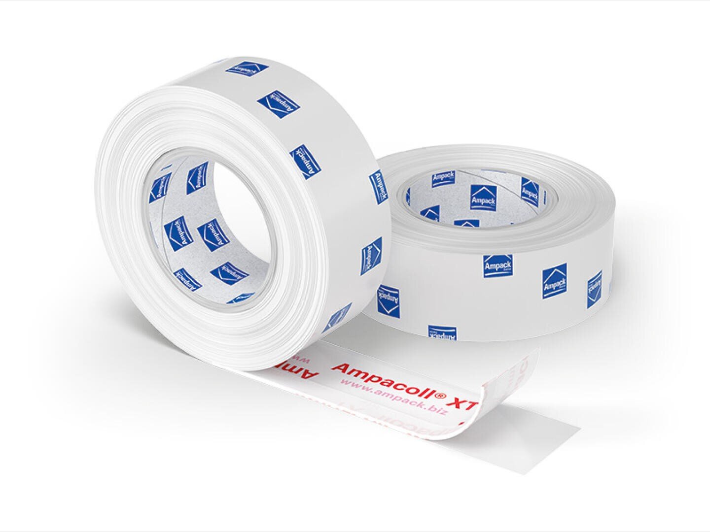 Drei Rollen weisses Klebeband mit blauen Ampack-Logos sind ausgestellt, wobei eine Rolle teilweise abgerollt ist, um die klebrige Unterseite und das rote Ampacoll XT-Branding auf der Trägerfolie zu zeigen.