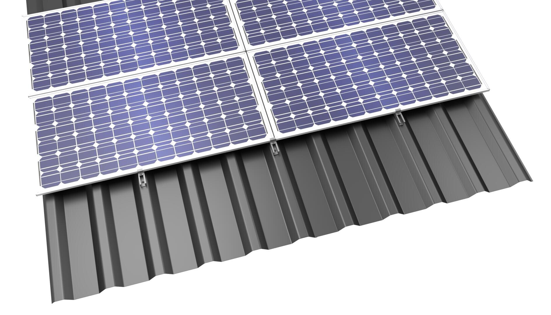 Vier blaue Solarmodule sind auf einem schrägen, dunkelgrauen Metalldach mit einer gerippten Oberfläche montiert, das vor einem weißen Hintergrund abgebildet ist. Die Paneele sind in zwei Zweierreihen angeordnet.