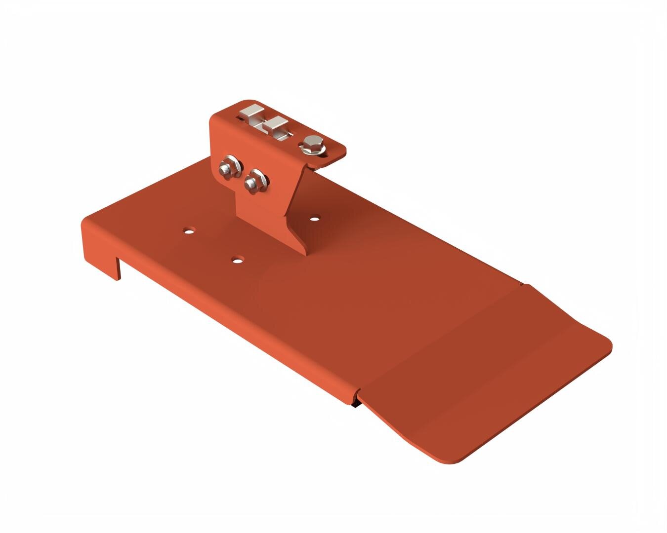 Eine rote Metallhalterung mit Schrauben und einem abgeschrägten Ende zur Befestigung von Gegenständen auf flachen Oberflächen, dargestellt vor einem schlichten weißen Hintergrund.