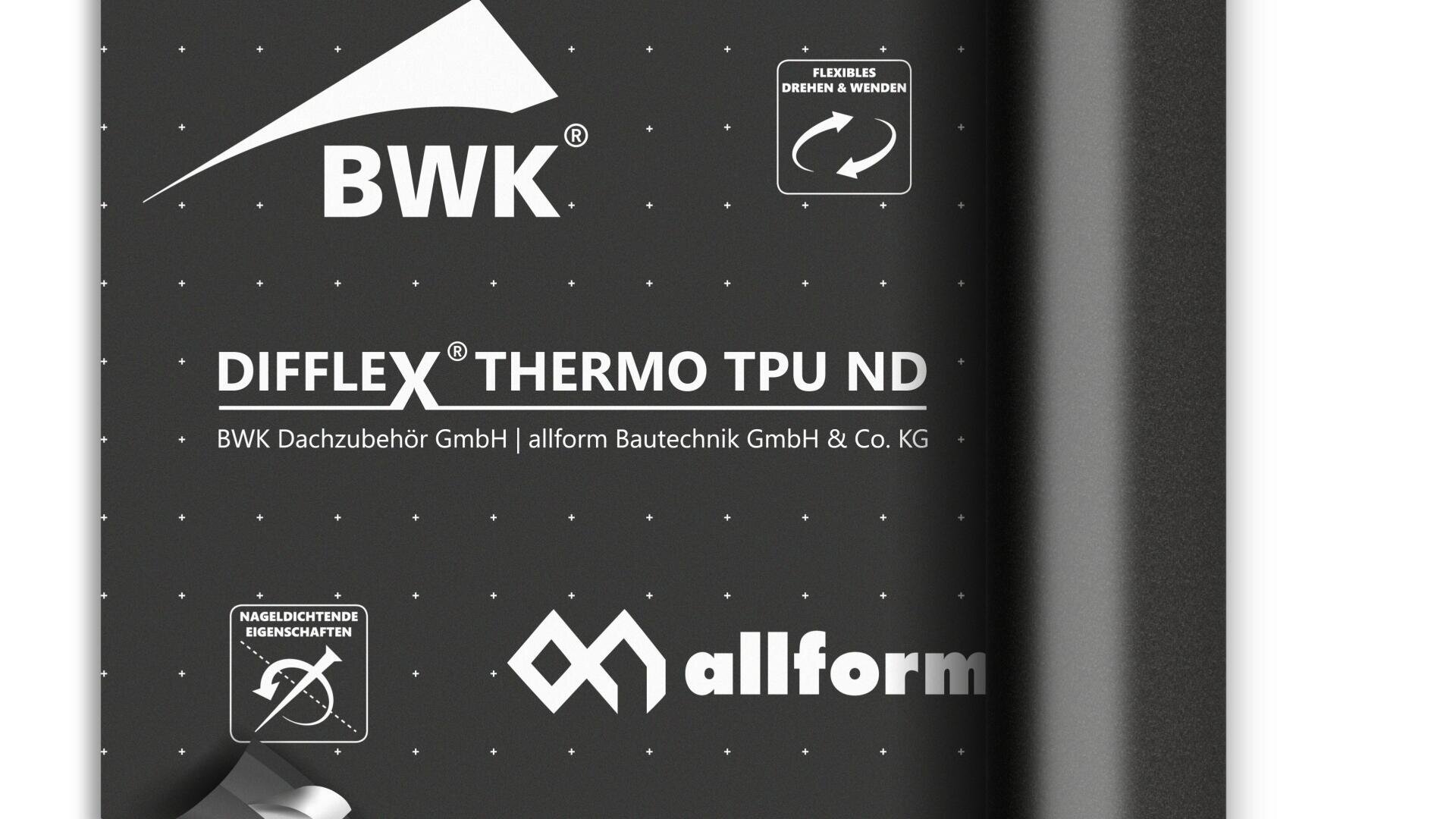 Nahaufnahme einer schwarzen, gewalzten Dachbahn mit der Aufschrift BWK DIFFLEX THERMO TPU ND allform, mit Symbolen für Flexibilität, Dehnbarkeit und hohe Haltbarkeit. Die Oberfläche ist mit kleinen weißen Punkten versehen und die Unternehmensinformationen sind sichtbar.