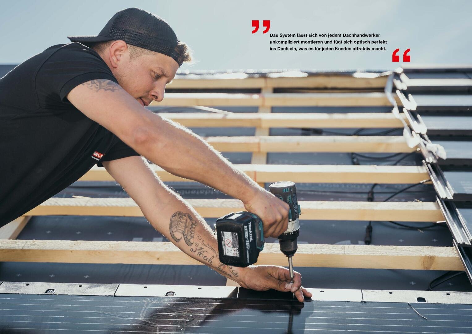 Ein Mann mit schwarzer Mütze und schwarzem Hemd installiert mit einer Bohrmaschine Solarzellen auf einem Dach. Das Sonnenlicht scheint auf die Paneele, und im Hintergrund ist ein deutsches Zitat zu sehen.