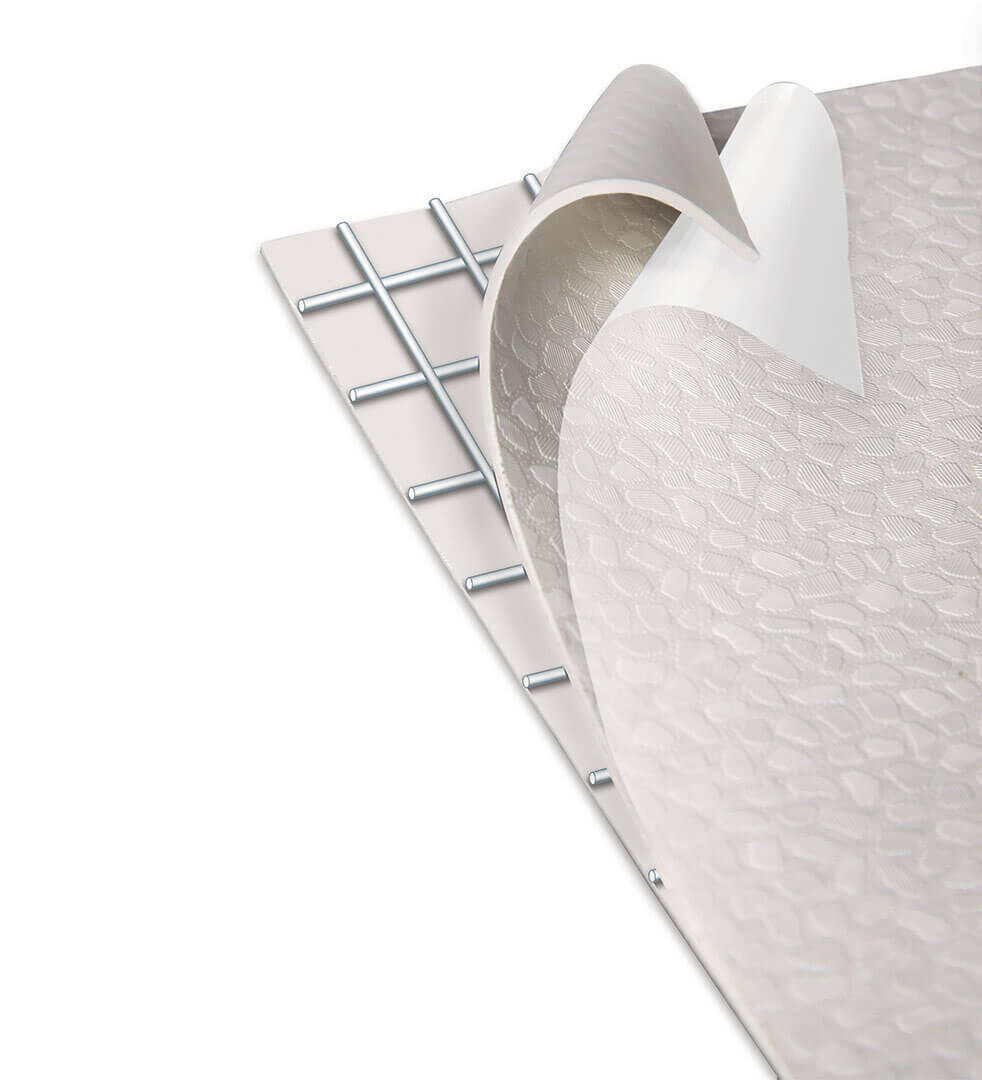 Eine Nahaufnahme einer geschichteten Materialprobe, die ein Metallgitter, eine feste Unterlage und eine strukturierte, halbtransparente Oberschicht zeigt, die teilweise abgezogen wurde, um die darunter liegenden Schichten sichtbar zu machen.