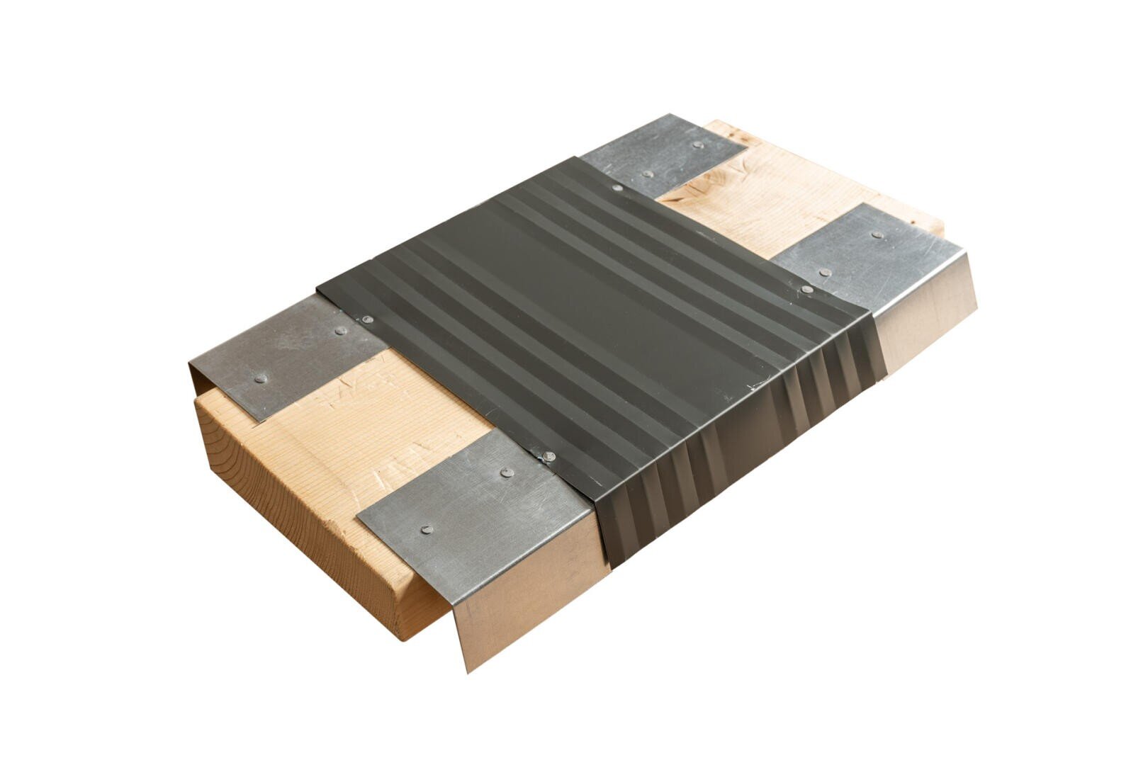 Ein rechteckiger Holzbalken mit Metallklammern an beiden Enden und einer geriffelten schwarzen Metallplatte, die die Mitte abdeckt, vor einem weißen Hintergrund.