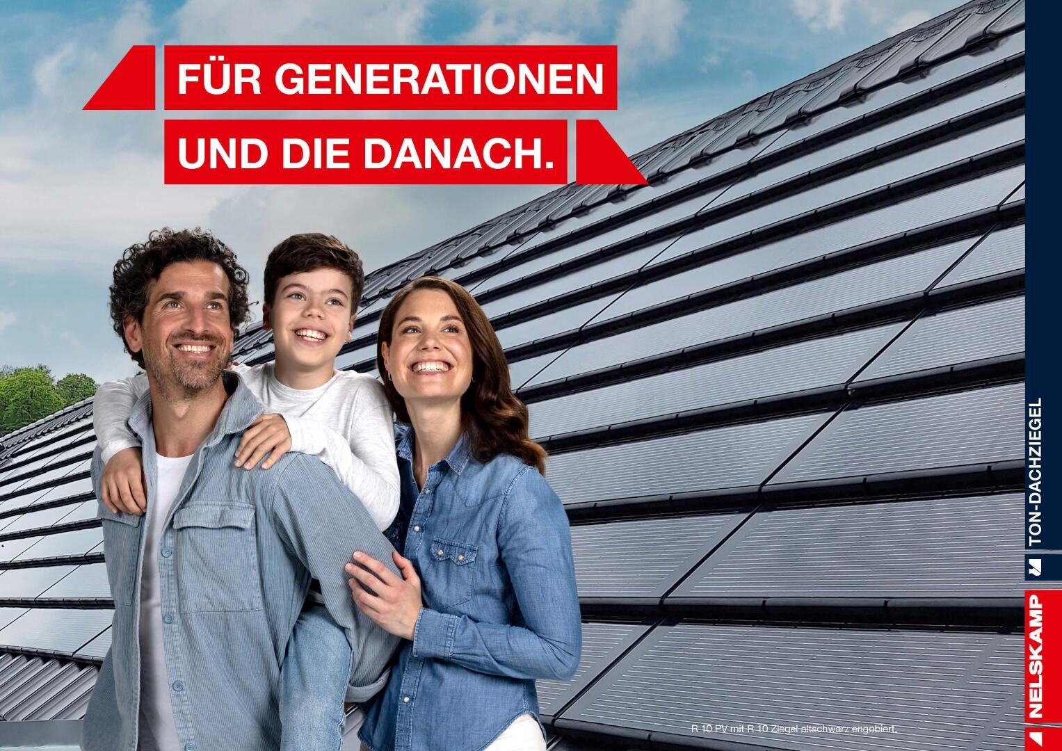 Eine lächelnde dreiköpfige Familie steht vor einem Haus mit einem modernen Ziegeldach unter einem bewölkten Himmel. Über ihnen prangt ein rotes Banner mit der Aufschrift FÜR GENERATIONEN UND DIE DANACH. An der Seite ist das NELSKAMP-Logo zu sehen.