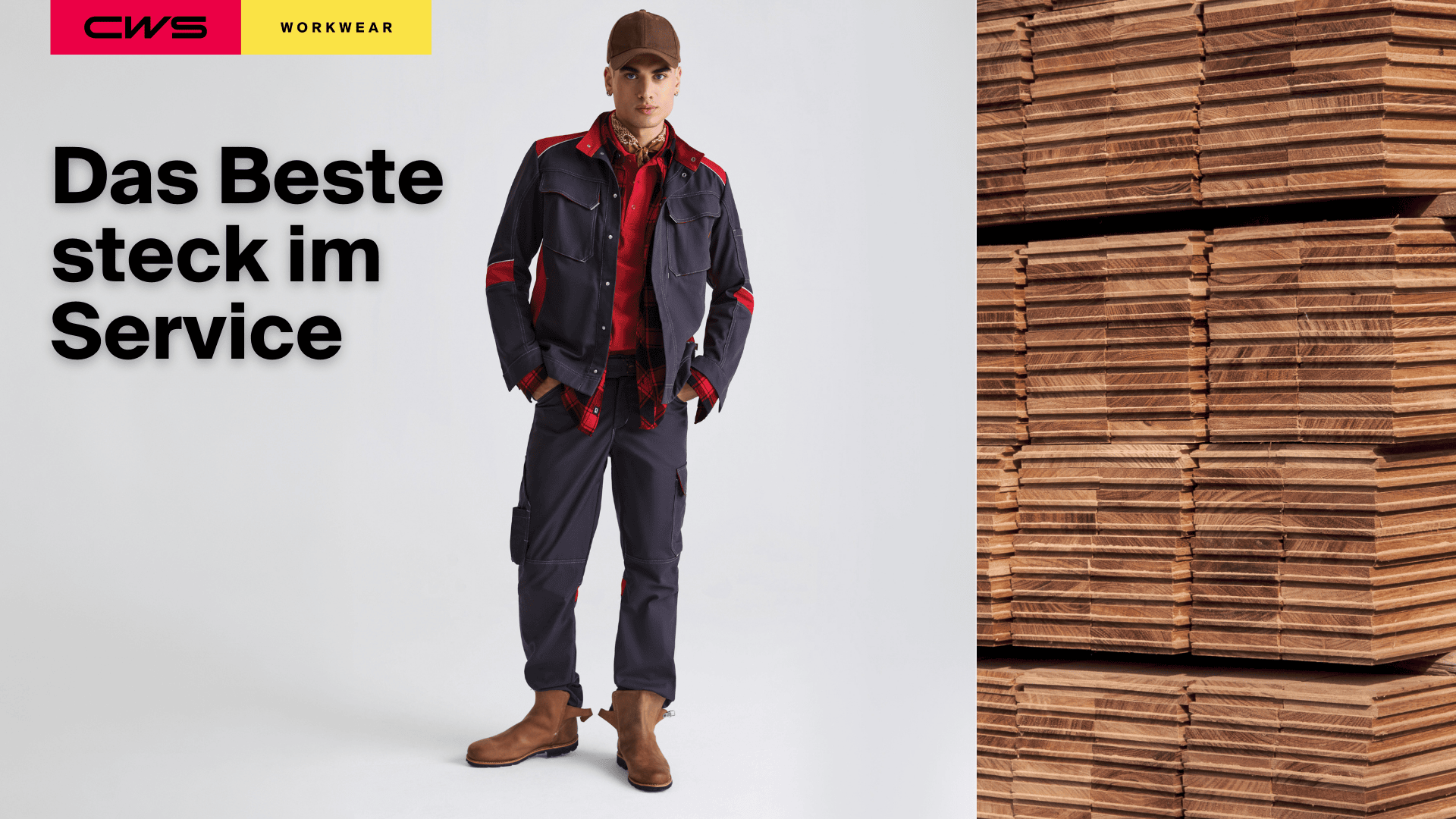 Ein Mann in Arbeitskleidung steht neben einem großen Stapel von Holzbrettern. Der Text lautet "Das Beste steck im Service". Das CWS Workwear-Logo befindet sich in der oberen linken Ecke auf einem schwarz-rosa-gelben Hintergrund.