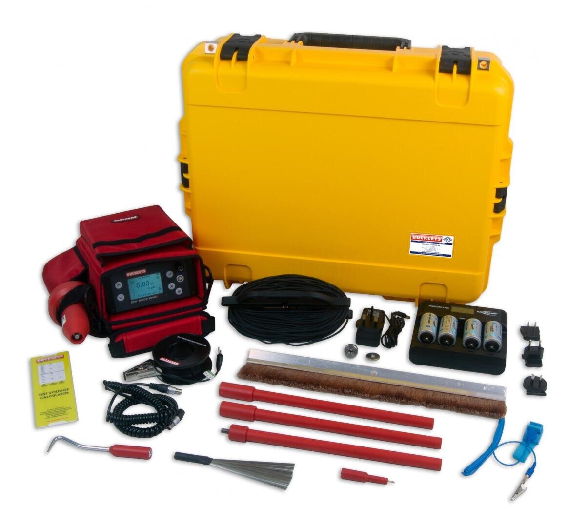 Ein gelber Hartschalenkoffer, umgeben von verschiedenen elektronischen Geräten, roten Stäben, Kabeln, Adaptern, Bürsten, einem Netzkabel und Batterien, ordentlich auf einem weißen Hintergrund angeordnet.