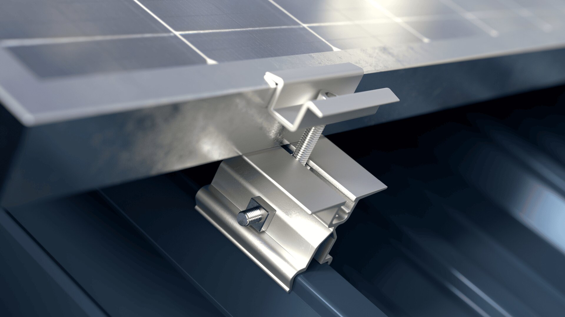 Nahaufnahme einer Metallhalterung, mit der ein Solarmodul an einem Metalldach befestigt wird. Zu sehen sind Schrauben und Klemmen zur Befestigung.