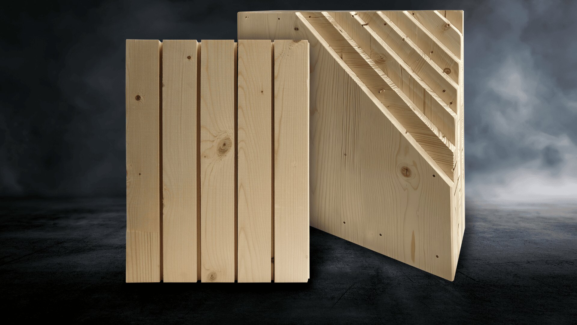 Gezeigt werden zwei Holzobjekte: eine senkrecht stehende Kiste mit fünf Latten und eine dreieckige Struktur mit diagonalen Rillen, beide auf dunklem, wolkigem Untergrund platziert.
