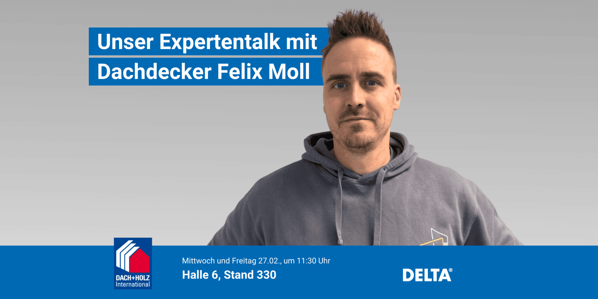 Ein Mann im grauen Kapuzenpulli steht vor einem blauen Banner, das für ein Fachgespräch mit Dachdecker Felix Moll auf der DACH+HOLZ International wirbt. Die Details der Veranstaltung werden angezeigt, darunter Datum, Uhrzeit, Ort und Sponsoren.