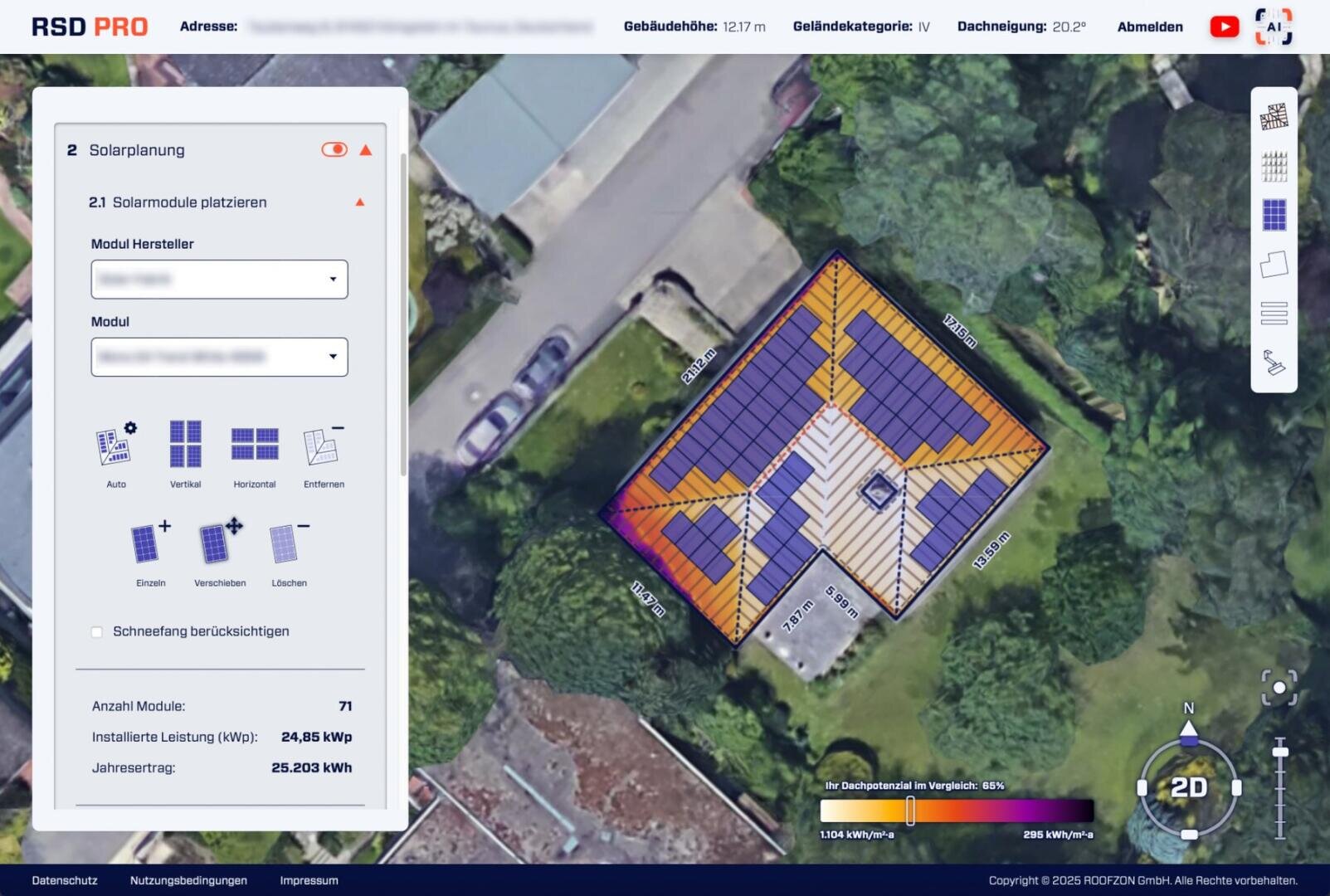 Aerial view of a house roof with a digital overlay for planning the placement of solar modules. The interface on the left shows options for solar modules, system details and the estimated electricity yield.