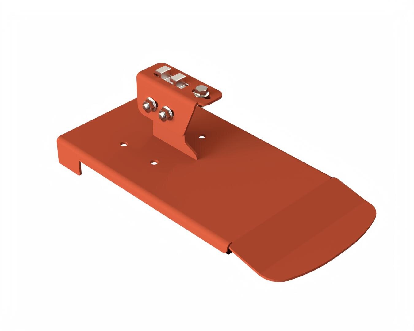 Ein roter Metallbügel mit einer flachen Basis, einer abgewinkelten Stütze und montierten Beschlägen, einschließlich Schrauben und Muttern, zur Befestigung oder Unterstützung, isoliert auf weißem Hintergrund.