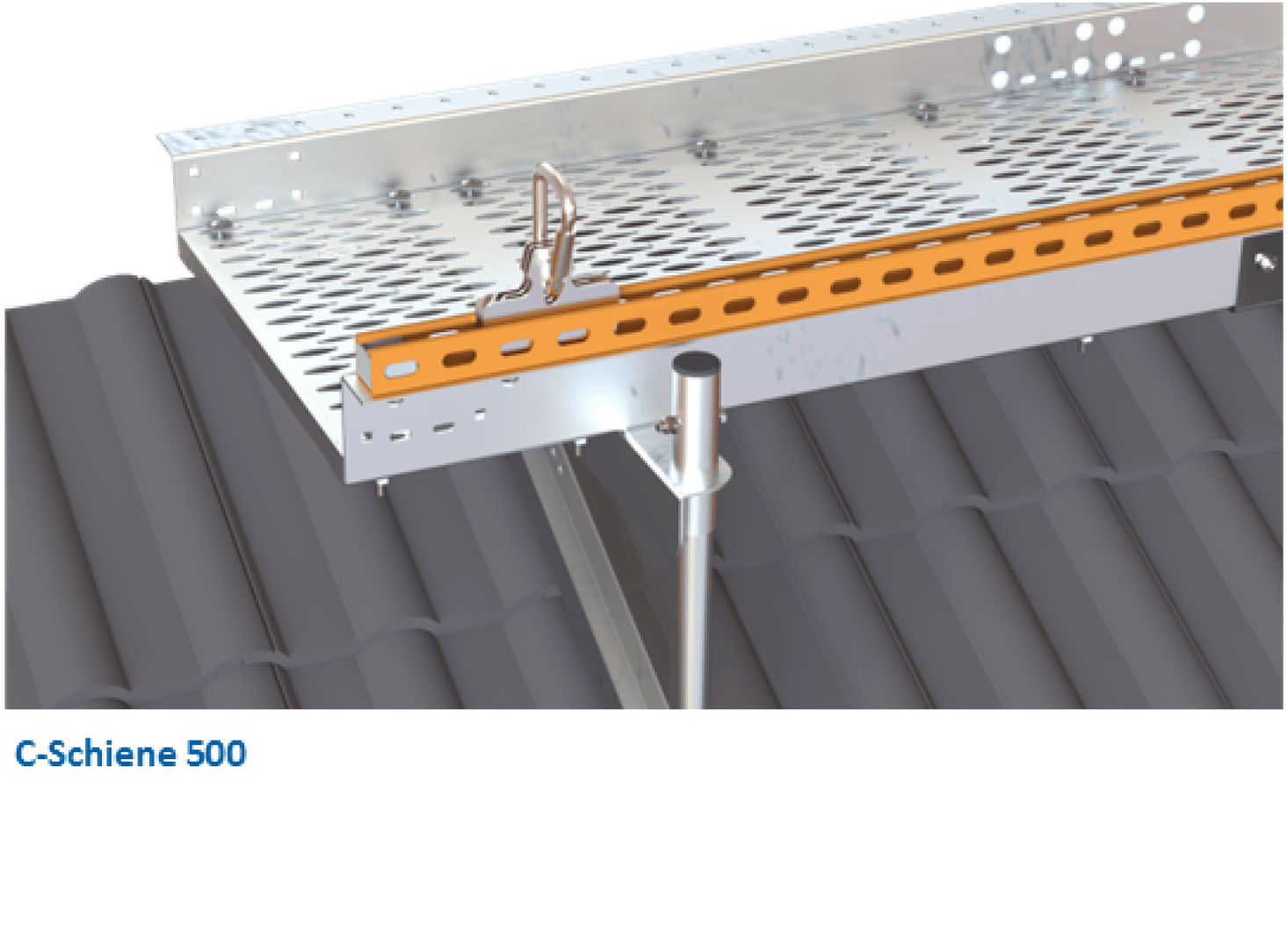Über einem dunklen Ziegeldach ist ein C-Schienensystem aus Metall angebracht, das einen perforierten Metallsteg trägt. Ein orangefarbener Balken und Metallklammern sind zur strukturellen Unterstützung angebracht. Auf dem Etikett steht C-Schiene 500.