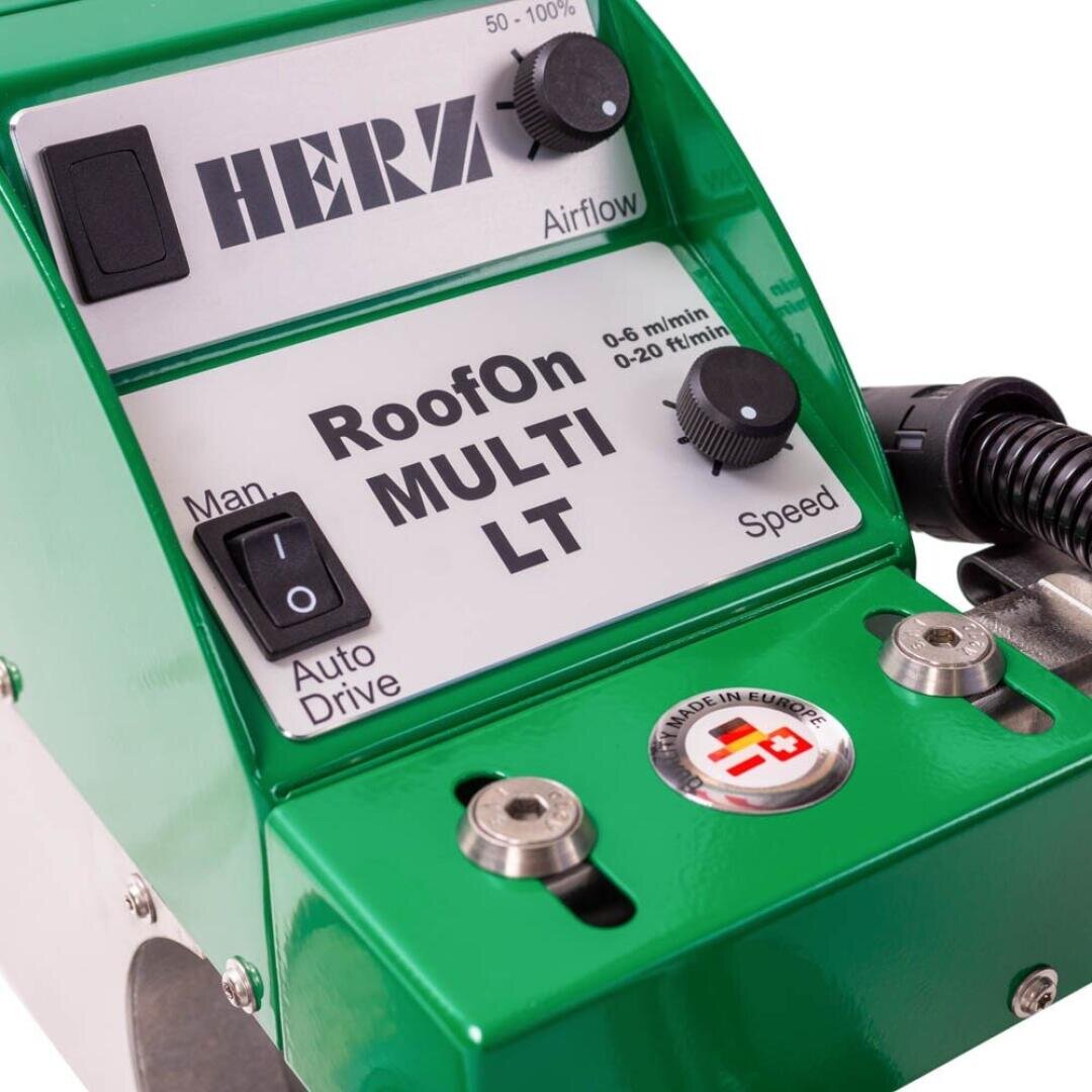 Nahaufnahme eines grünen HERZ RoofOn MULTI LT Geräts mit den Schaltern für "Man/Auto Drive", "Speed" und "Airflow", mit einem "Made in Europe"-Aufkleber und einem Teil eines schwarzen Kabels.