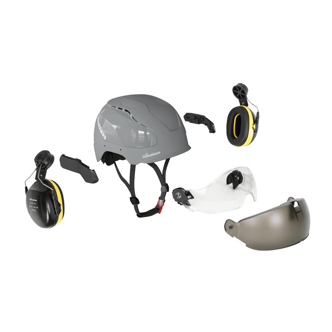 Grauer Schutzhelm mit schwarzen Riemen, klarem und getöntem Visier, schwarzen und gelben Ohrenschützern und schwarzem Befestigungszubehör, alles getrennt und auf weißem Hintergrund dargestellt.