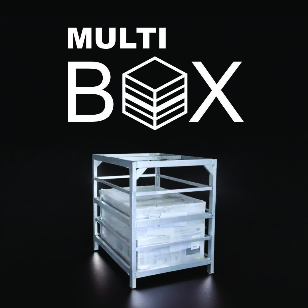 Ein Metallregal hält mehrere durchsichtige Kunststoffbehälter. Darüber steht in fetter weißer Schrift MULTI BOX mit einer gestapelten Box-Grafik, die das O in BOX ersetzt, alles auf schwarzem Hintergrund.