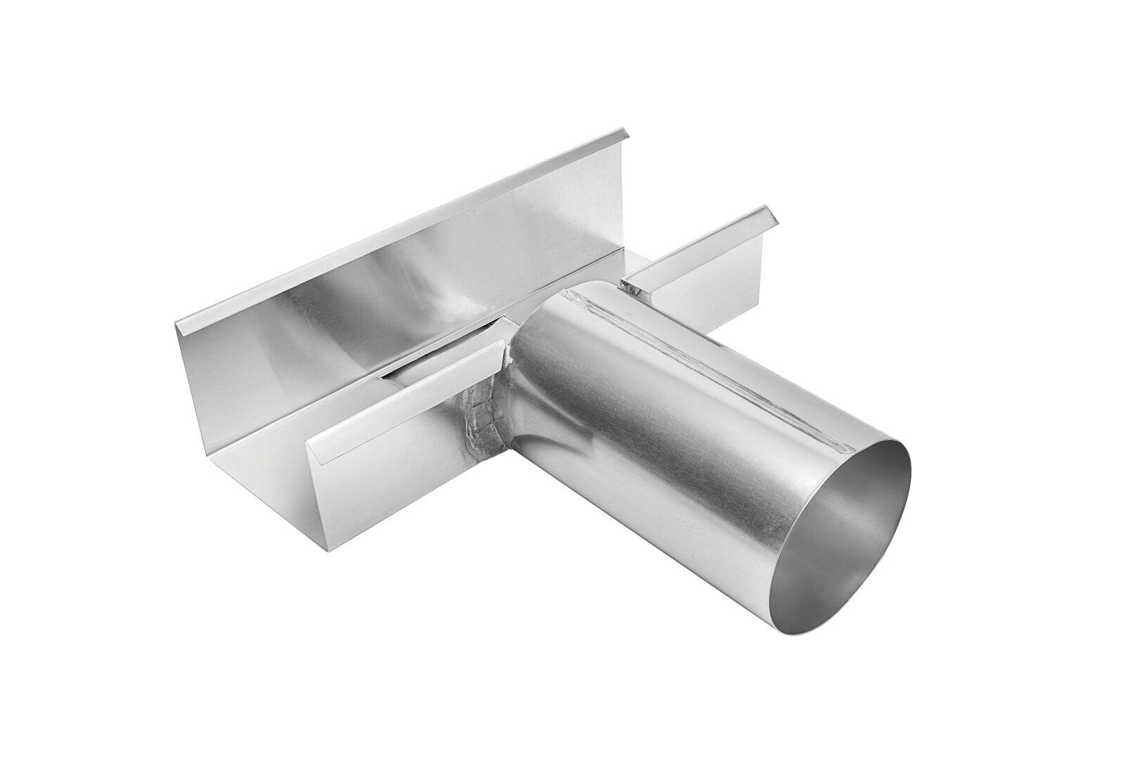 Ein metallisches Kanalübergangsstück mit rechteckiger Basis und rundem zylindrischem Rohr, das zum Verbinden rechteckiger Kanäle mit runden Kanälen in HLK-Systemen verwendet wird, dargestellt vor einem weißen Hintergrund.