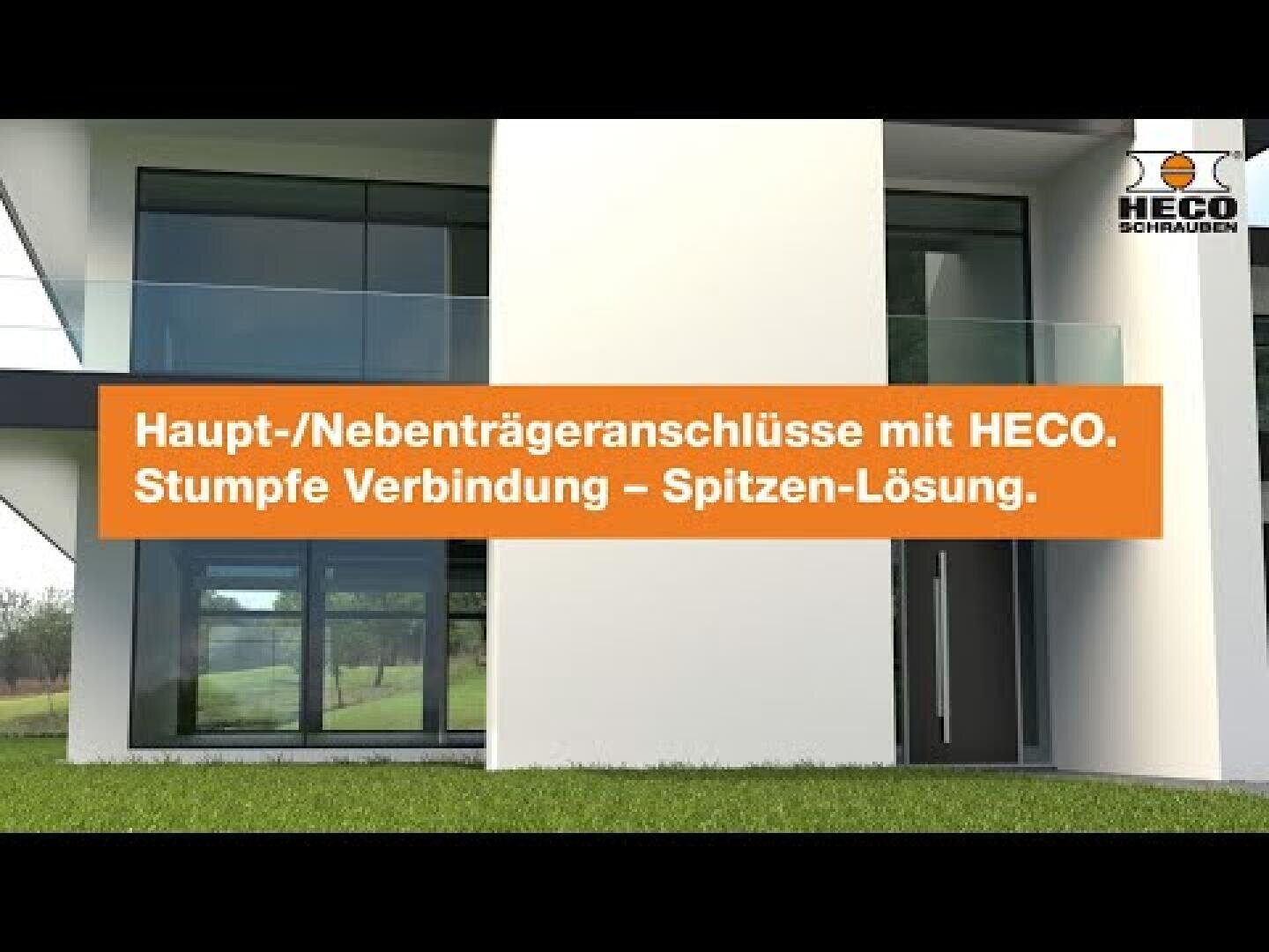 Modernes weißes Gebäude mit großen Fenstern und Glasbalkon; orangefarbenes Transparent mit deutschem Text: Haupt-/Nebenträgeranschlüsse mit HECO. Stumpfe Verbindung - Spitzen-Lösung. HECO-Logo in der oberen rechten Ecke.