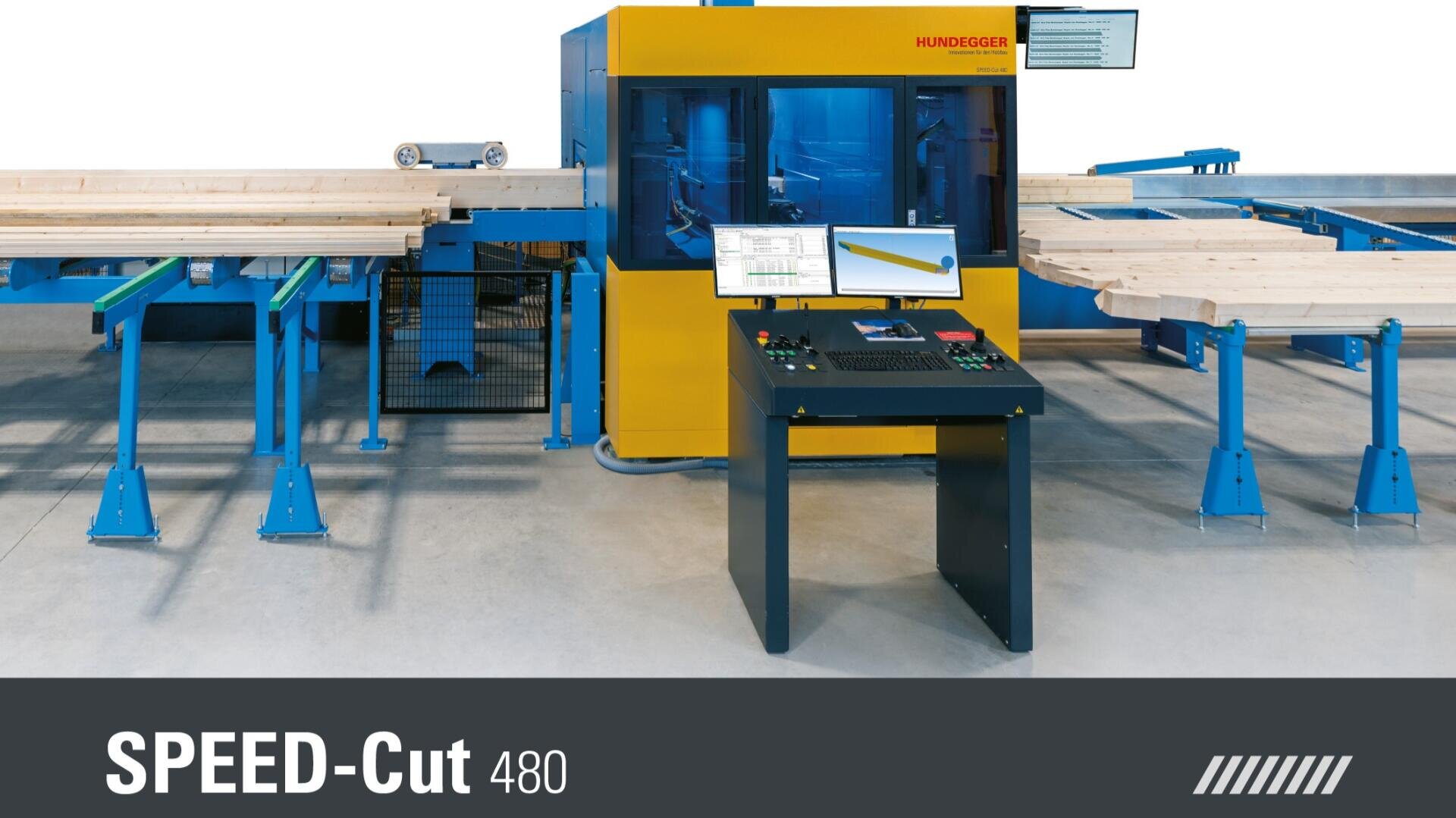 Eine gelbe und blaue Hundegger SPEED-Cut 480 Holzbearbeitungsmaschine bearbeitet lange Holzbalken. Davor befindet sich ein Bedienpult mit Bildschirmen und Tasten in einer sauberen Industrieumgebung.
