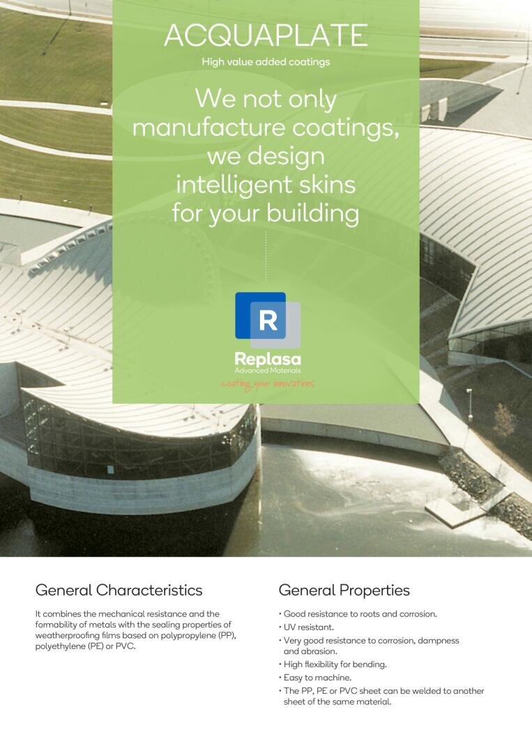 Eine Broschüre für ACQUAPLATE-Beschichtungen zeigt ein modernes Gebäude mit geschwungenen Metalldächern und einer grünen Überdachung. Der Text hebt intelligente Gebäudehüllen, allgemeine Merkmale, Eigenschaften und das Replasa-Logo hervor.