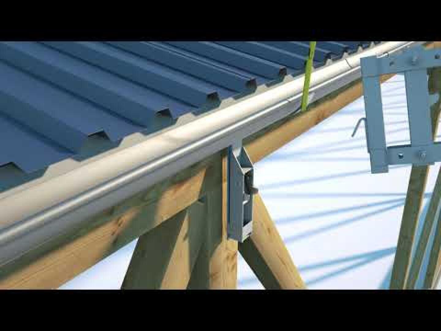 Nahaufnahme eines Blechdachs mit einem Dachrinnensystem, das an einer hölzernen Rahmenkonstruktion befestigt ist, wobei die Metallklammern zu sehen sind, mit denen die Dachrinne befestigt ist.