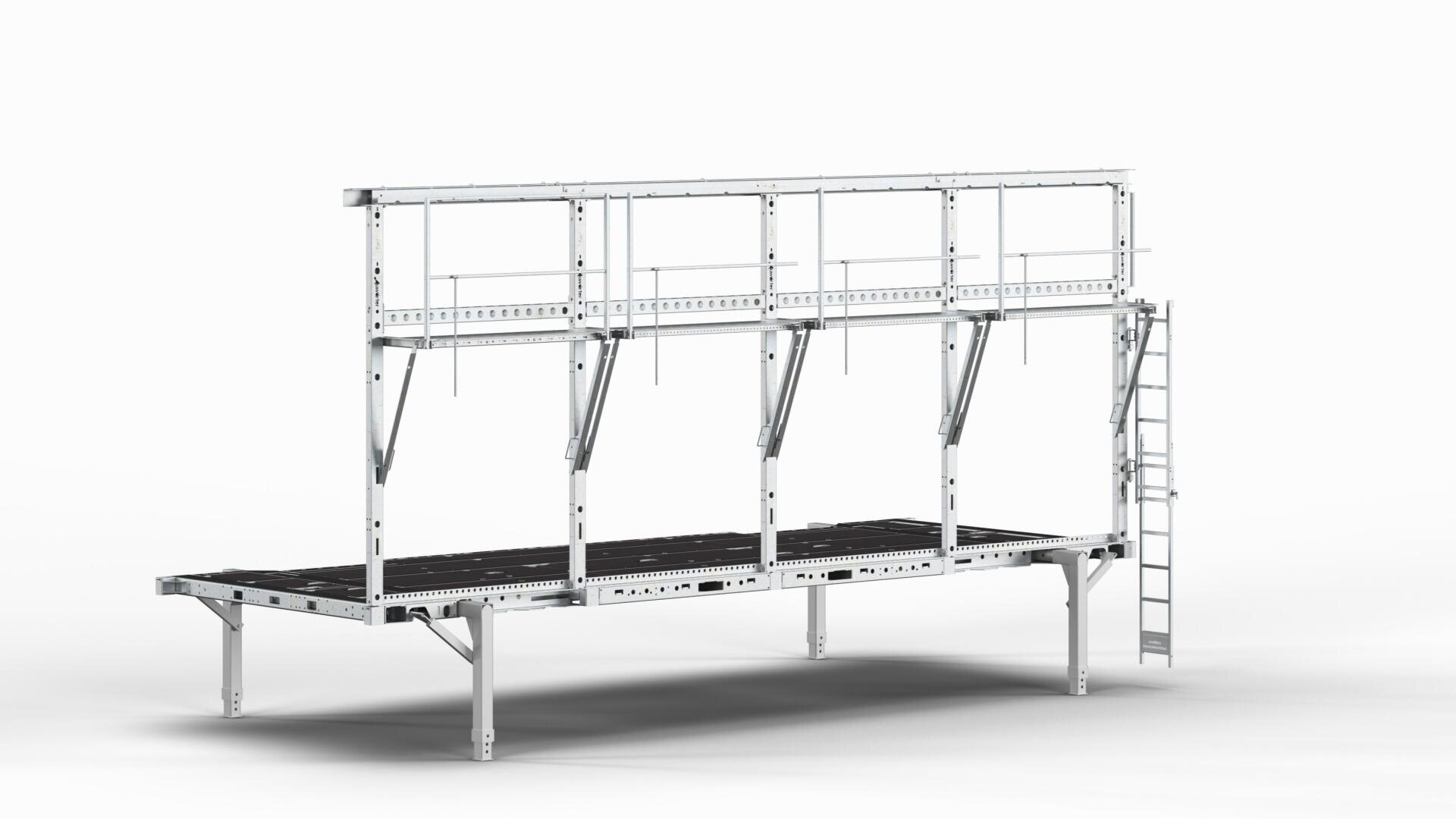 Eine erhöhte Arbeitsplattform aus Metall mit Geländern, einer seitlichen Leiter für den Zugang und Stützfüßen vor einem schlichten weißen Hintergrund.