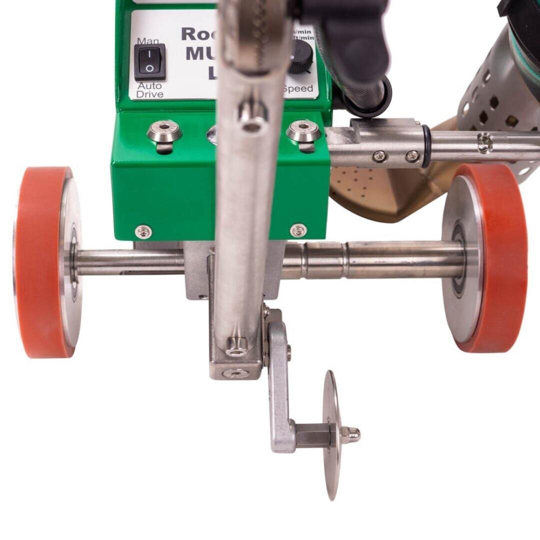 Eine Nahaufnahme einer grünen Maschine mit Rädern, orangefarbenen Gummireifen, Metallrahmen und einem Bedienfeld mit Tasten und einem Schalter für manuelle oder automatische Fahrmodi.