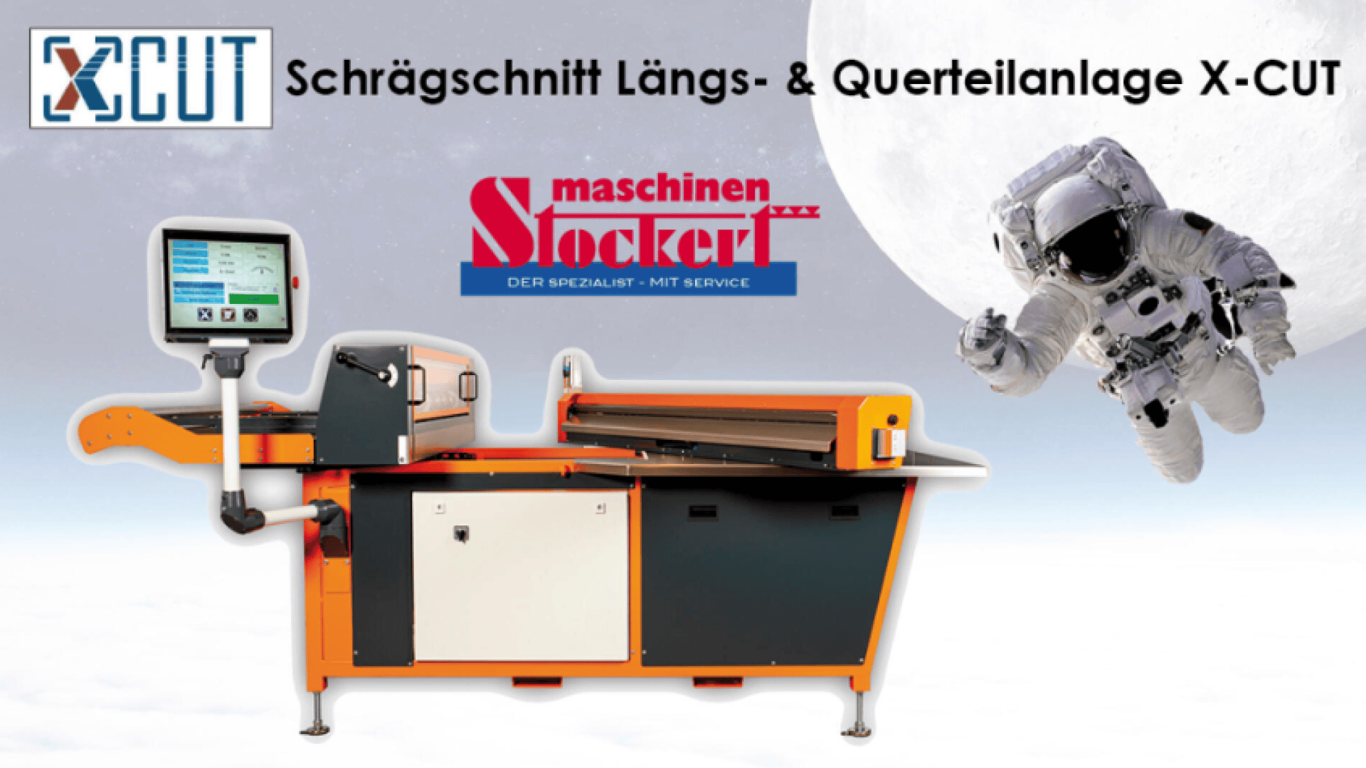 Im Vordergrund steht eine Schneidemaschine mit einem Kontrollbildschirm; im Hintergrund erscheinen ein schwebender Astronaut und ein großer Mond. Der Text lautet X-CUT Schrägschnitt Längs- & Querteilanlage und maschinen Stockert.