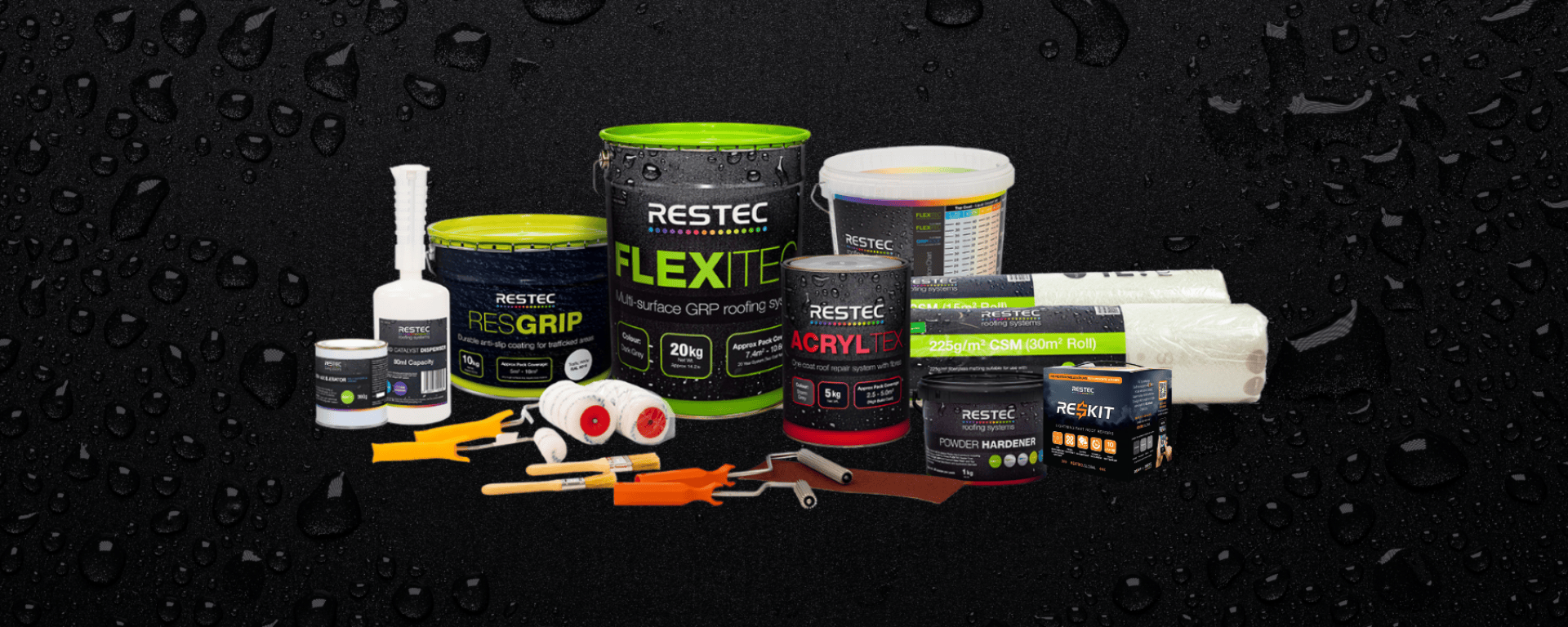 Eine Vielzahl von RESTEC-Dachprodukten, darunter Eimer mit Beschichtungen, Verarbeitungswerkzeuge, Rollen, Grundierung, Klebeband und Gewebe, dargestellt auf einem dunklen Hintergrund mit Wassertropfen.