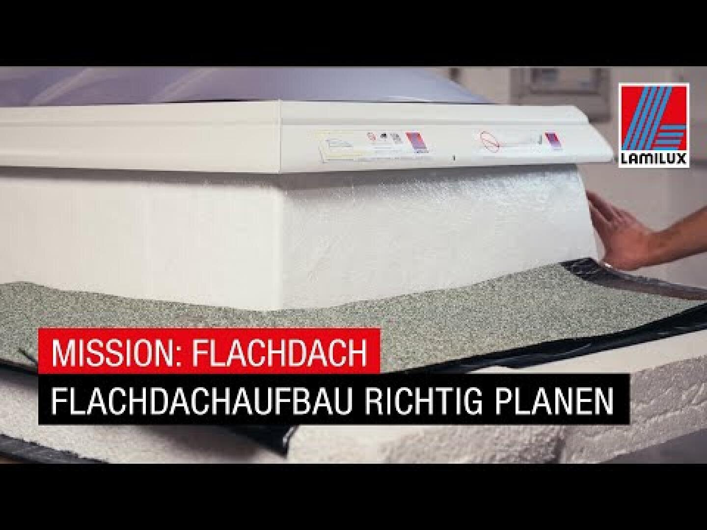 Eine Person bringt Dämmschichten auf einem Flachdach mit einem Oberlicht an. Der Text lautet MISSION: FLACHDACH FLACHDACHAUFBAU RICHTIG PLANEN. Das Lamilux-Logo befindet sich in der oberen rechten Ecke.