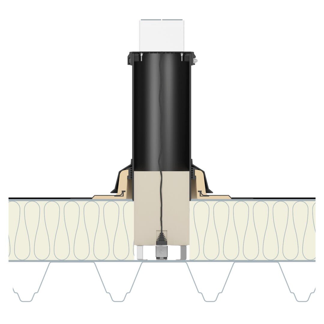 Querschnittsdarstellung eines Oberlichtsystems, das durch ein Metalldach hindurch installiert wird. Das reflektierende Rohr wird durch die Dämmschichten hindurchgeführt und mit Anschlusskomponenten befestigt.