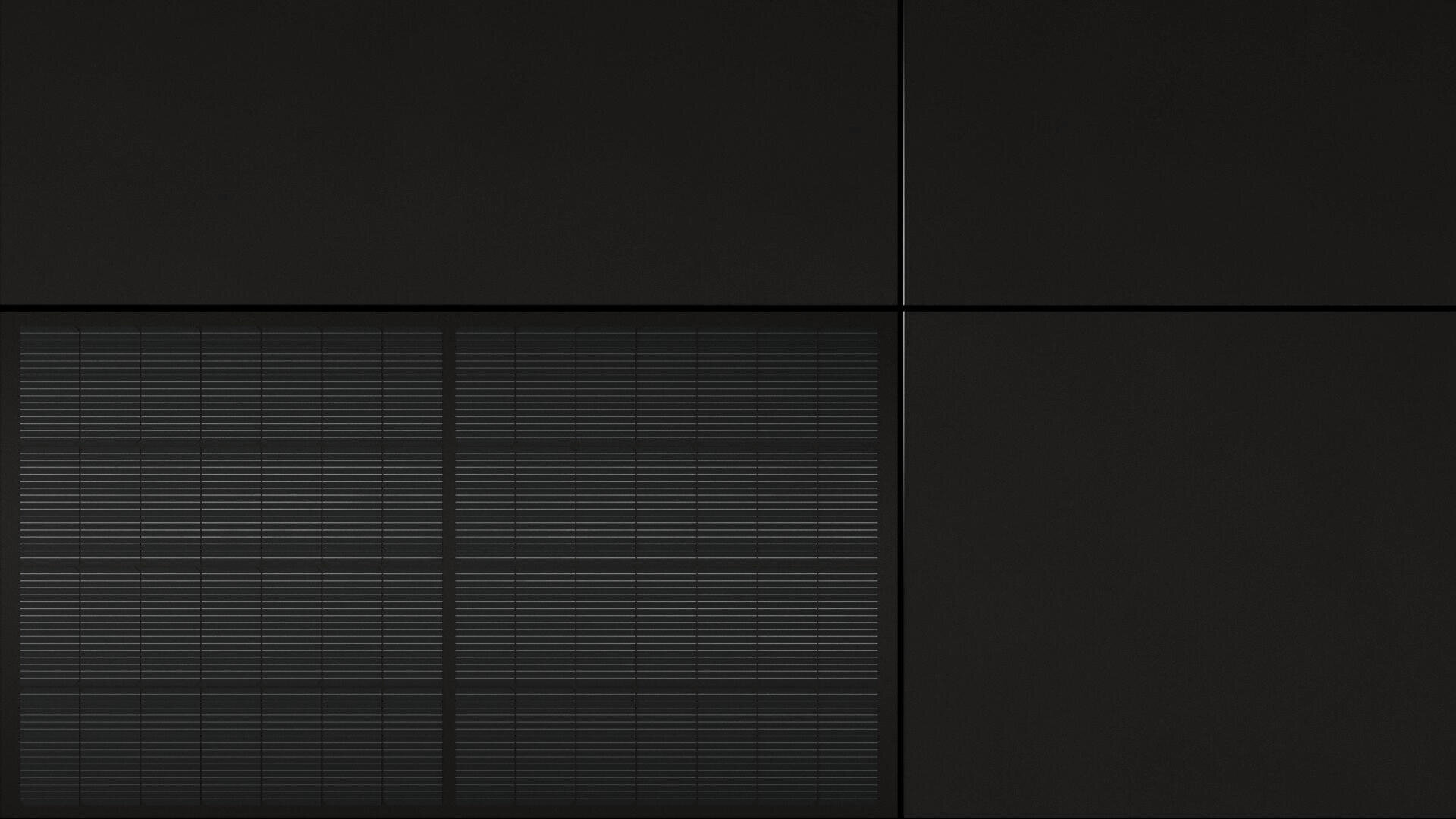 Eine minimalistische, dunkle Wand mit vier quadratischen Paneelen. Das linke untere Paneel weist horizontale Linien auf, die an einen Lüftungsschacht oder ein Solarpanel erinnern, während die anderen drei Paneele einfarbig schwarz sind.