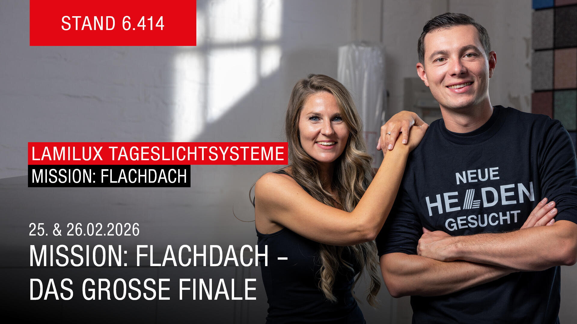Eine lächelnde Frau mit langen Haaren steht neben einem Mann in einem NEUEN HELDEN GESUCHT-Shirt. Ein Text in deutscher Sprache kündigt den Stand von LAMILUX Tageslichtsysteme, die Veranstaltungstermine und die Mission an: Flachdach - Das große Finale.