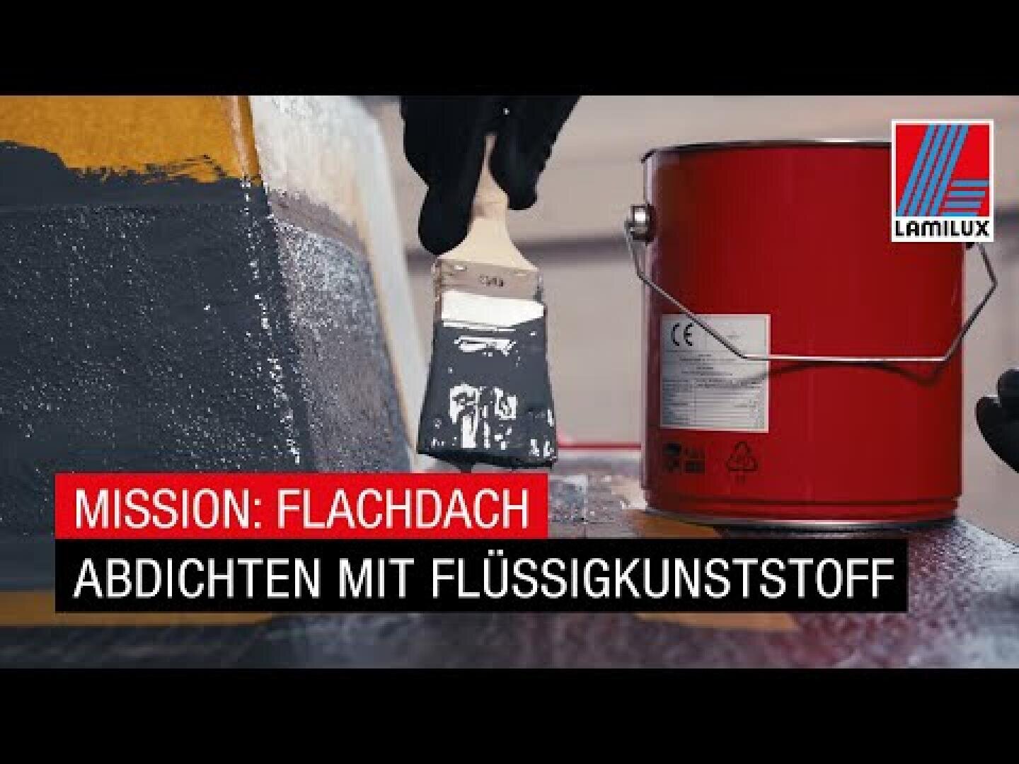 Eine behandschuhte Hand trägt mit einem Pinsel flüssigen Kunststoff aus einer roten Dose auf eine ebene Fläche auf. Der Text lautet: MISSION: FLACHDACH ABDICHTEN MIT FLÜSSIGKUNSTSTOFF. In der rechten oberen Ecke ist das LAMILUX-Logo zu sehen.