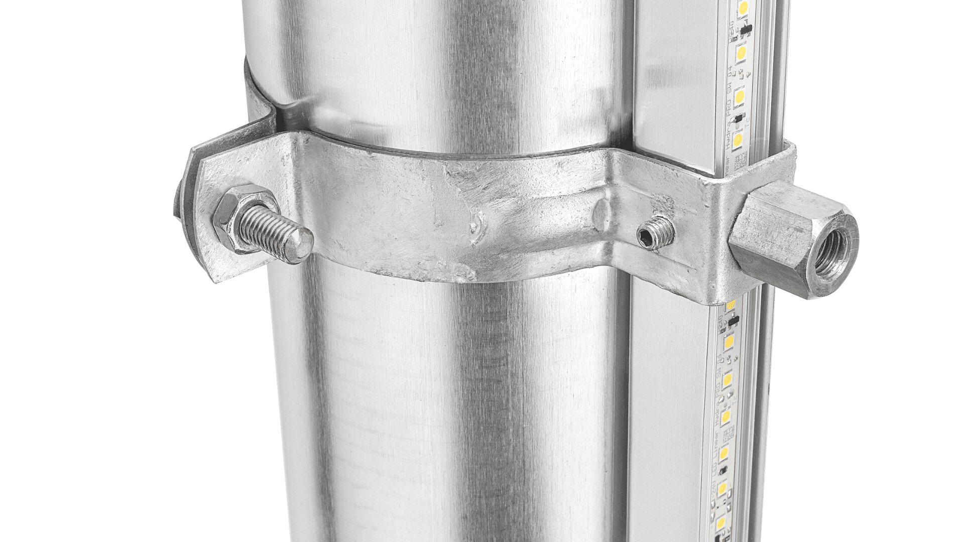 Nahaufnahme einer zylindrischen Metallstange mit montierter Halterung. Die Halterung verfügt über Schrauben und eine Sechskantmutter. Ein LED-Streifen mit sichtbaren gelben Lichtern verläuft vertikal entlang der Stange.