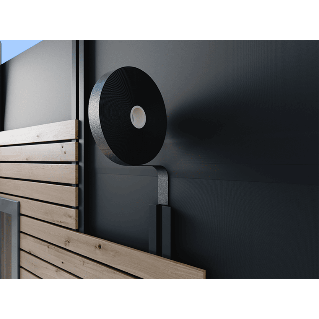 Eine große Rolle schwarzes Klebeband ist an einer schlichten, modernen schwarzen Halterung befestigt, die an einer Außenwand mit horizontalen Holzpaneelen und schwarzer Metallverkleidung angebracht ist.