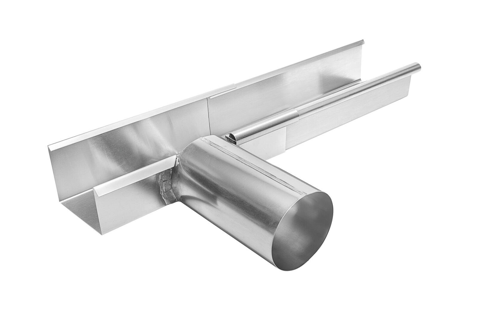 Eine Edelstahl-Entwässerungsrinne mit einem rechteckigen Rost und einem zylindrischen vertikalen Auslassrohr, isoliert auf weißem Hintergrund.