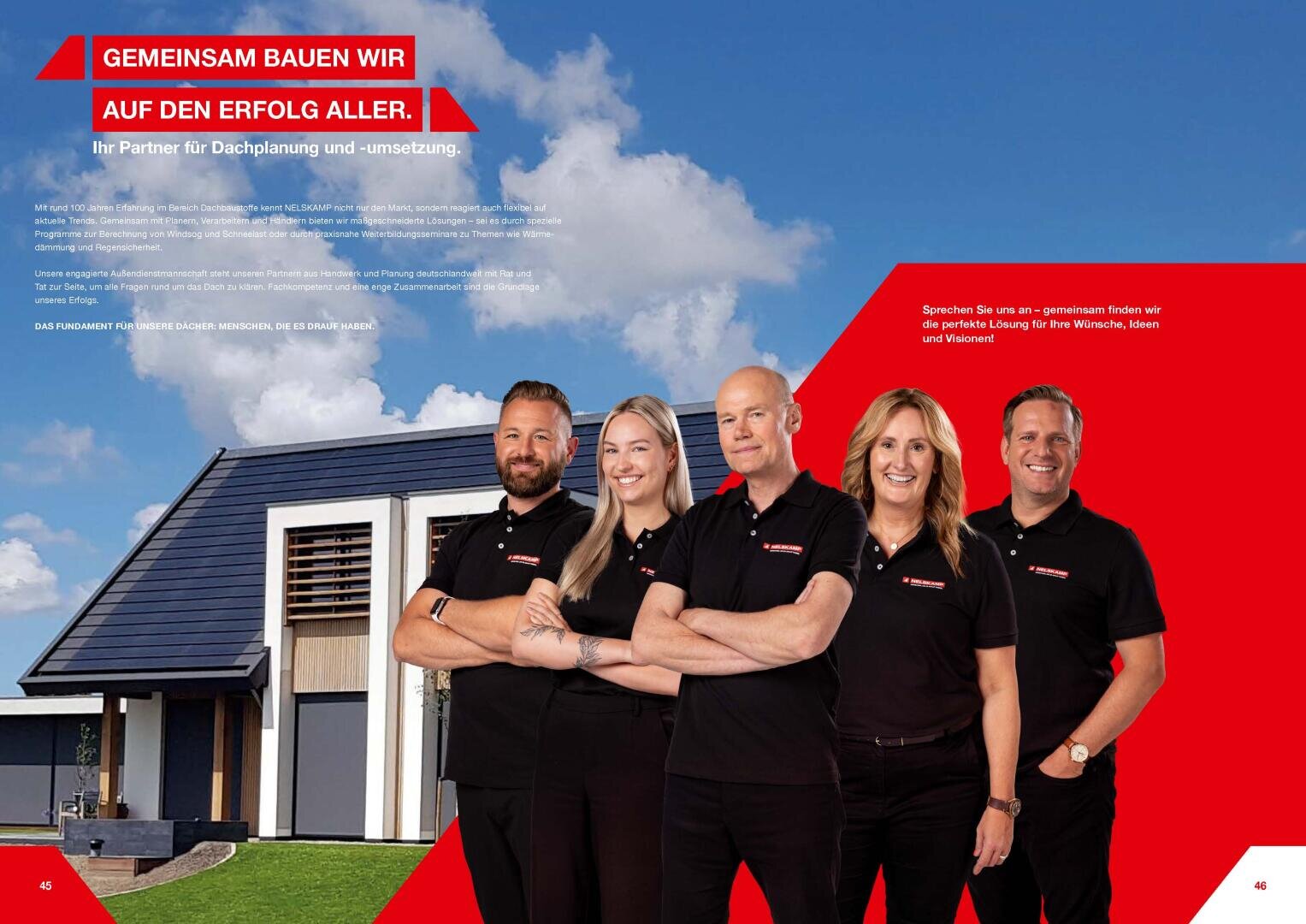 Five smiling people in matching black shirts stand in front of a modern house with a sloped roof, large windows, and solar panels. Red and white graphics display German text about teamwork and construction success.