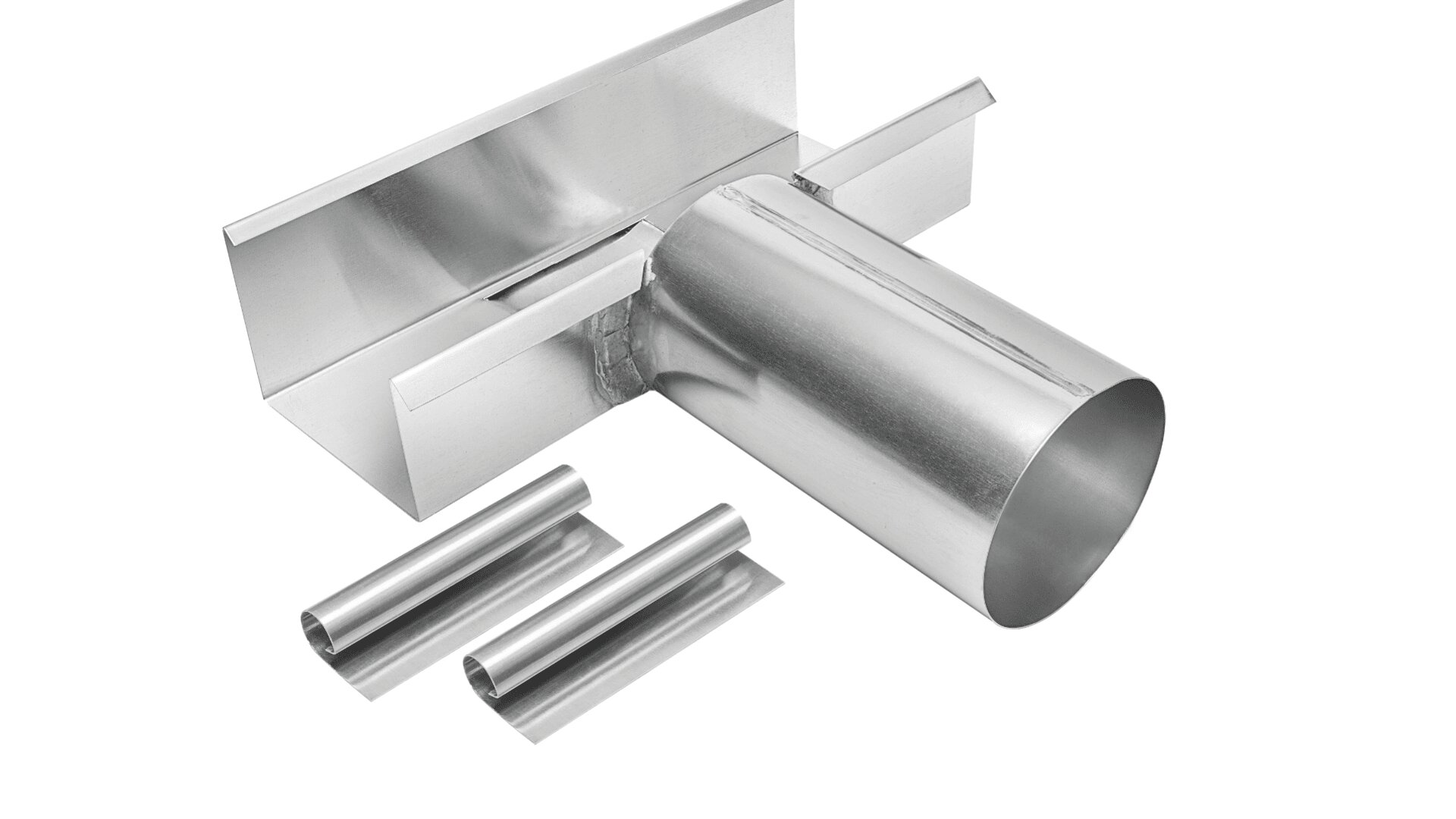 Ein glänzender Metallkanalverbinder mit rechteckiger Basis und einem zylindrischen Rohr, begleitet von zwei separaten kurzen zylindrischen Metallteilen, alles auf weißem Hintergrund.