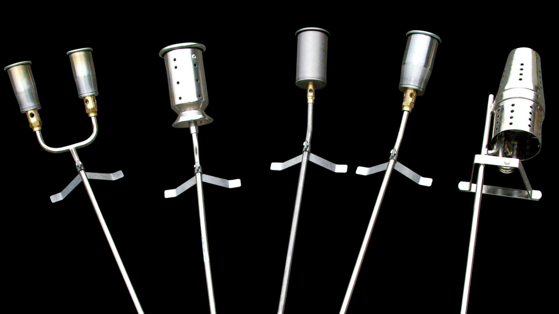 Fünf verschiedene Arten von Propanfackelköpfen aus Metall mit langen Griffen und Stativständern werden aufrecht vor einem schwarzen Hintergrund gezeigt.