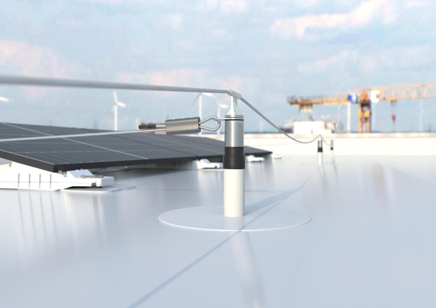 Nahaufnahme eines Verankerungssystems für Sicherheitskabel auf dem Dach, mit Sonnenkollektoren und einem Baukran im unscharfen Hintergrund unter einem teilweise bewölkten Himmel.