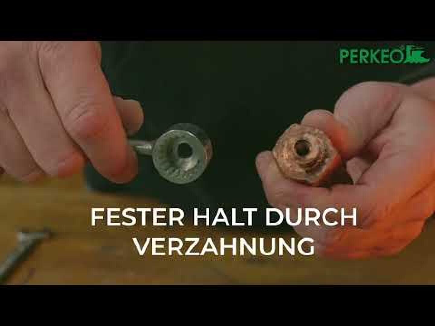 Nahaufnahme von zwei Händen, die Metallbeschläge mit ineinander greifenden Rillen halten, um eine sichere Befestigung zu demonstrieren. Der deutsche Text auf dem Bild lautet "Fester Halt durch Verzahnung".