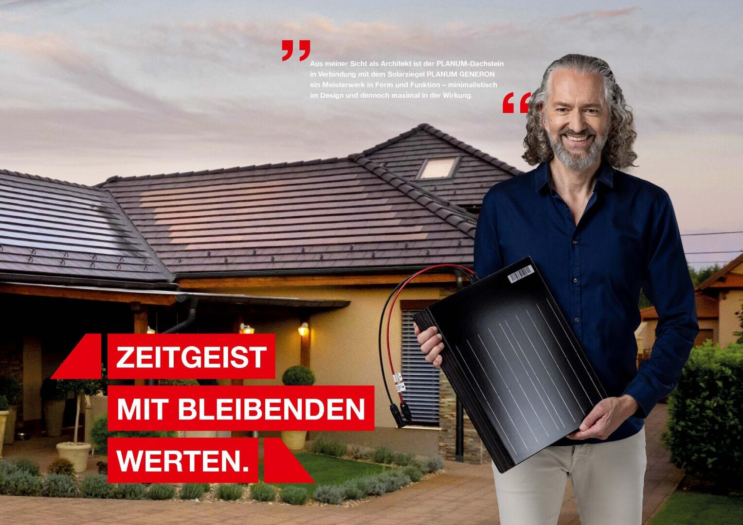 Ein lächelnder Mann mit grauem Haar und Bart hält ein Solarpanel in der Hand, im Hintergrund ein modernes Haus mit Garten. Der deutsche Text in roten Kästen lautet: Zeitgeist mit bleibenden Werten.