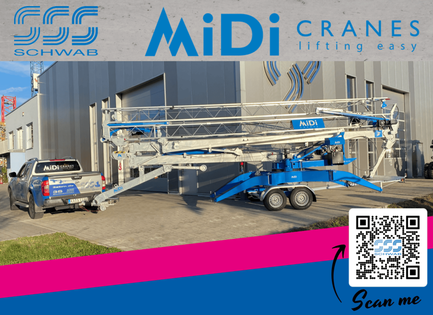 Ein blau-silberner MiDi-Kran ist vor einem modernen Industriegebäude an einen Pickup-Truck angehängt. Die Logos von SCHWAB und MiDi Cranes sind zu sehen, zusammen mit einem QR-Code und der Aufschrift "Scan me" in der Ecke.