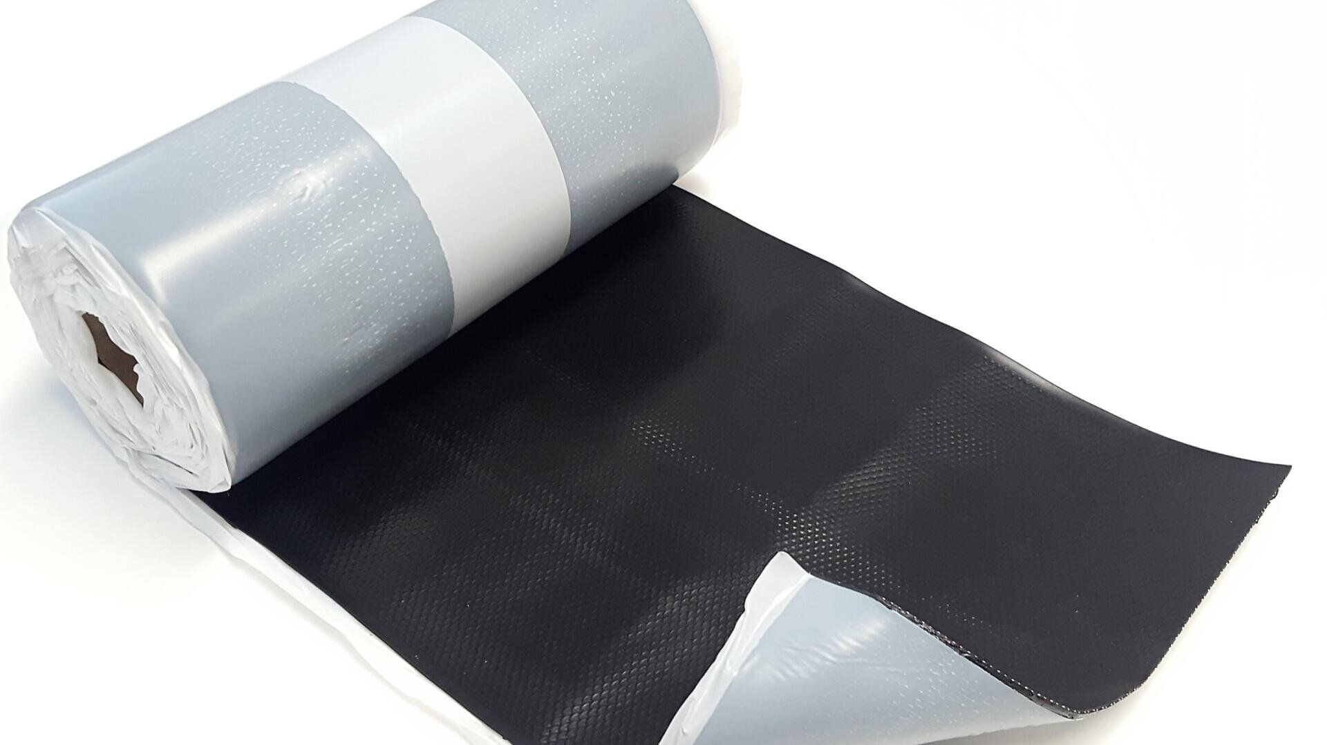Eine Rolle Kunststofffolie, die teilweise abgerollt ist, so dass eine schwarze strukturierte Seite und eine weiße Seite zu sehen sind, und die auf einer weißen Fläche liegt.