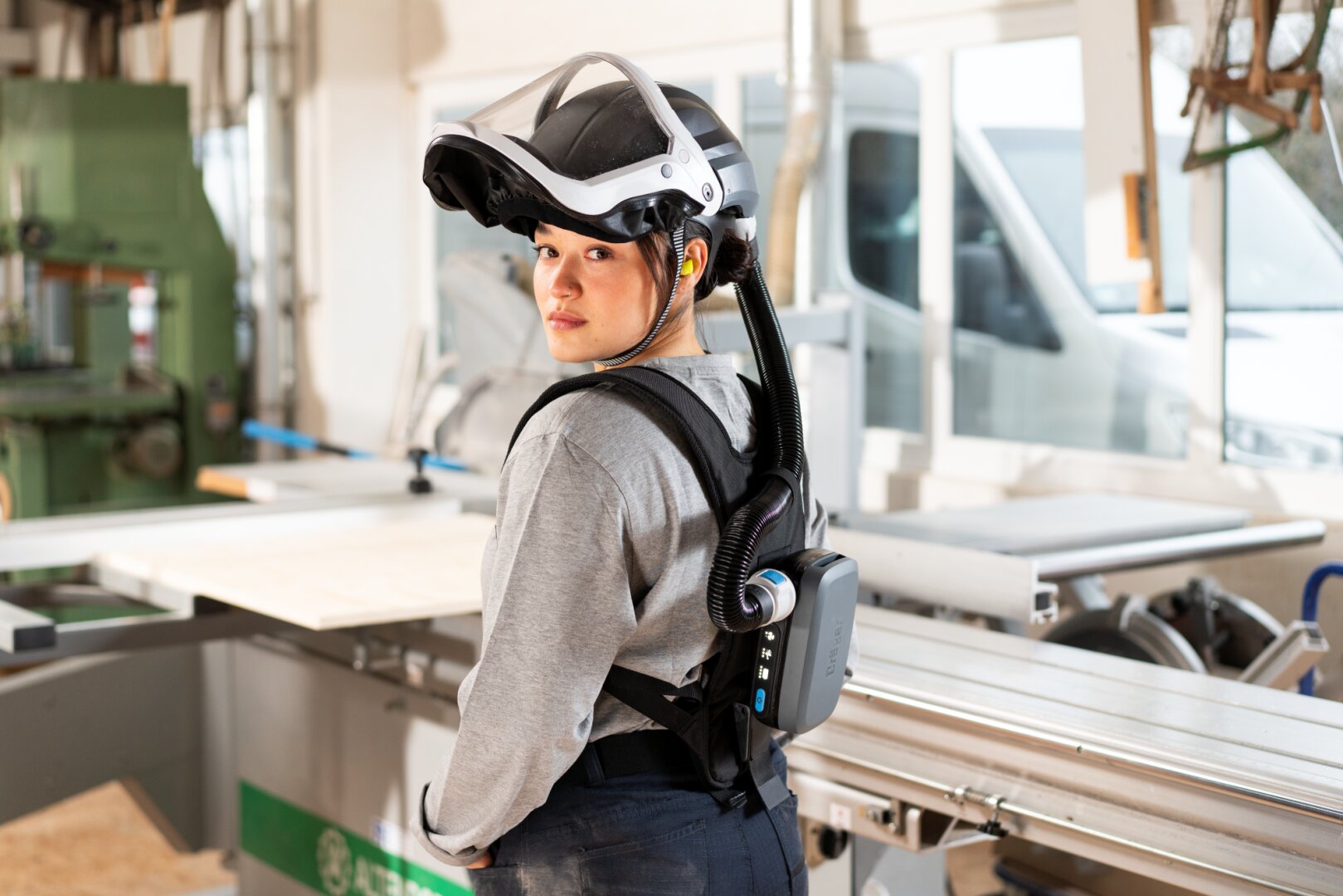 Eine Frau trägt einen Helm und einen Helm.